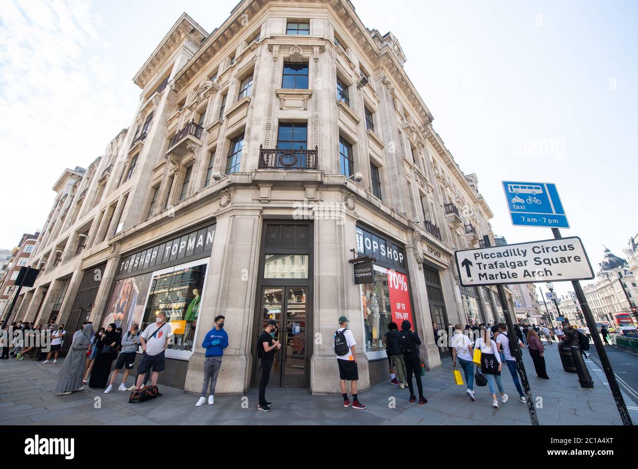 La gente se coloca en la calle para Nike Town en Oxford Circus, Londres, ya  que las tiendas no esenciales en Inglaterra abren sus puertas a los  clientes por primera vez desde