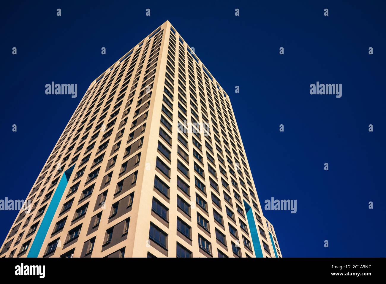 Moderno complejo de apartamentos de gran altura Foto de stock