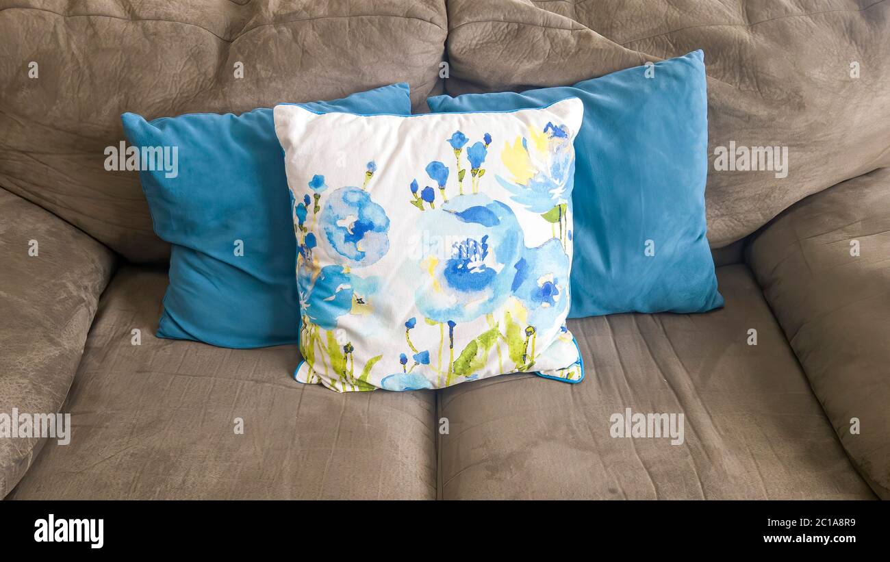 Panorama vibrante colorido liso y con estampado de almohadas de tiro en el  sofá de la sala de estar de una casa Fotografía de stock - Alamy