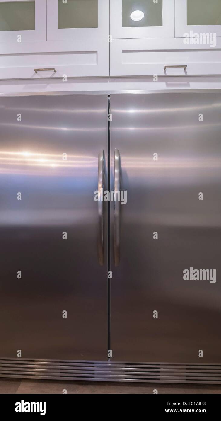 Nevera vertical grande con dos puertas y hornos Fotografía de stock - Alamy