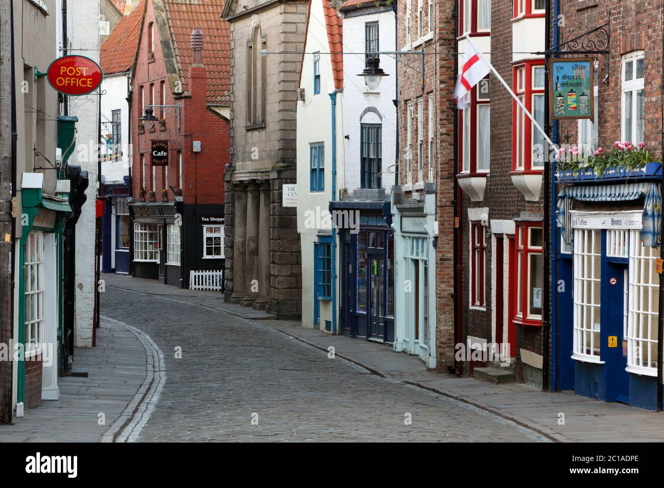 Vista a lo largo de la calle adoquinada Church Street, Whitby, North Yorkshire, Inglaterra, Reino Unido, Europa Foto de stock