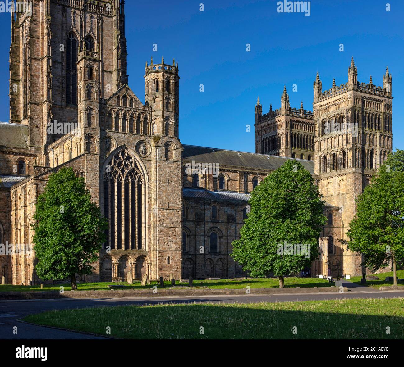 Vista de la Catedral de Durham en verano desde el Palace Green, la ciudad de Durham, condado de Durham, inglaterra, Reino Unido Foto de stock