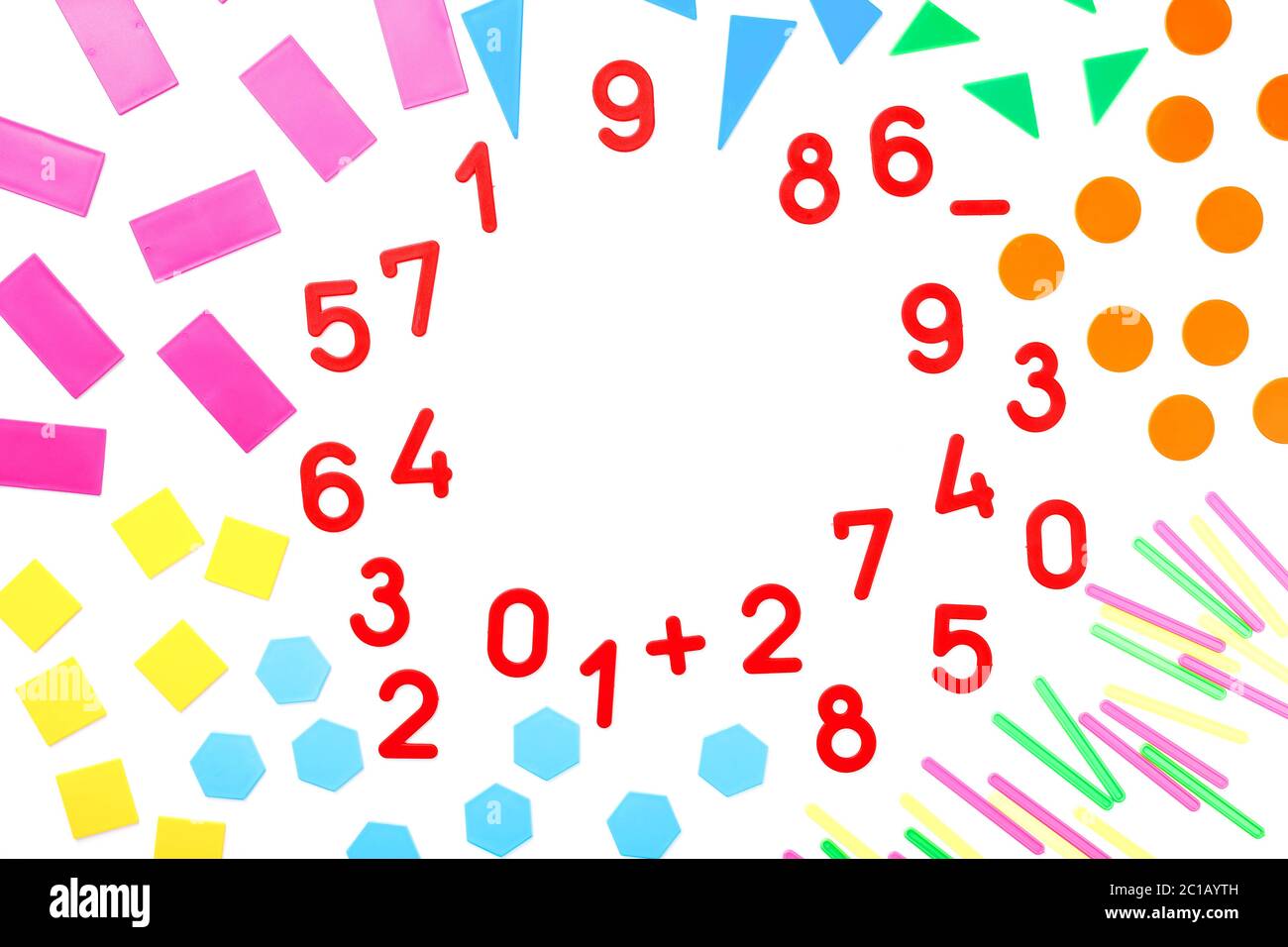 Figuras y números de plástico multicolor sobre fondo blanco. Juegos  educativos para niños. Matemáticas y habilidades de cálculo Fotografía de  stock - Alamy