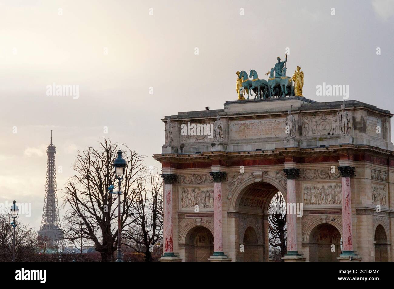 El Arco del Triunfo es un arco triunfal cerca del Museo del Louvre con El Arco del Triunfo es un arco triunfal cerca del Museo del Louvre con