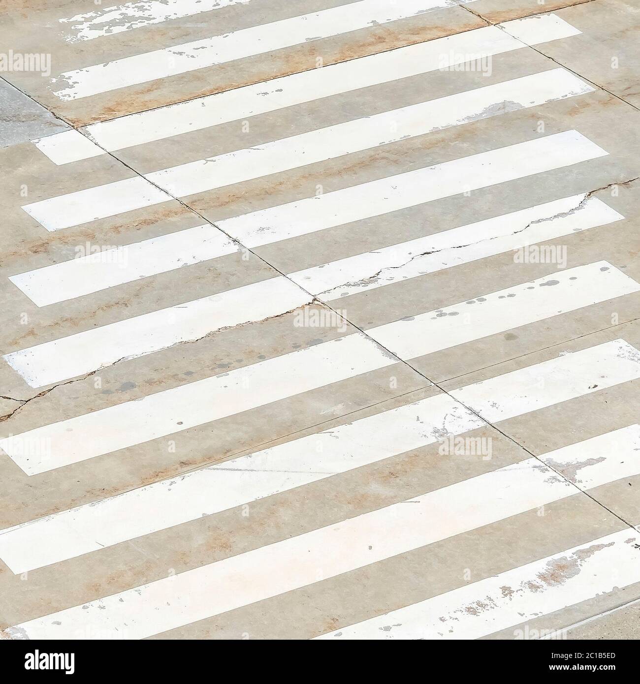 Marco cuadrado cruce peatonal líneas blancas pintadas en la carretera frente al edificio