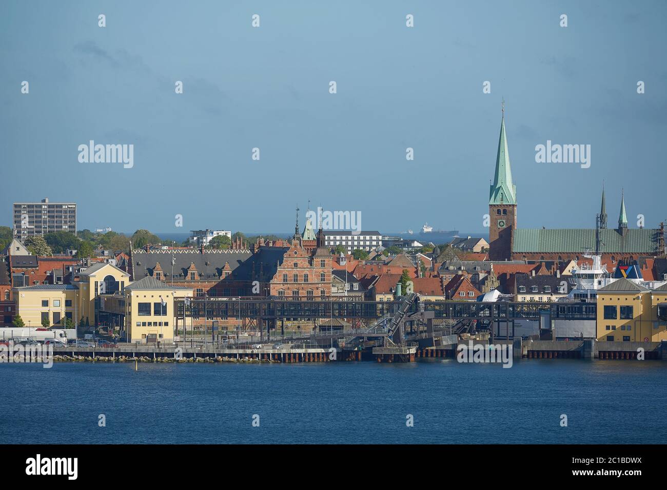 Vista de Helsingor o Elsinore del estrecho de Oresund en Dinamarca Foto de stock