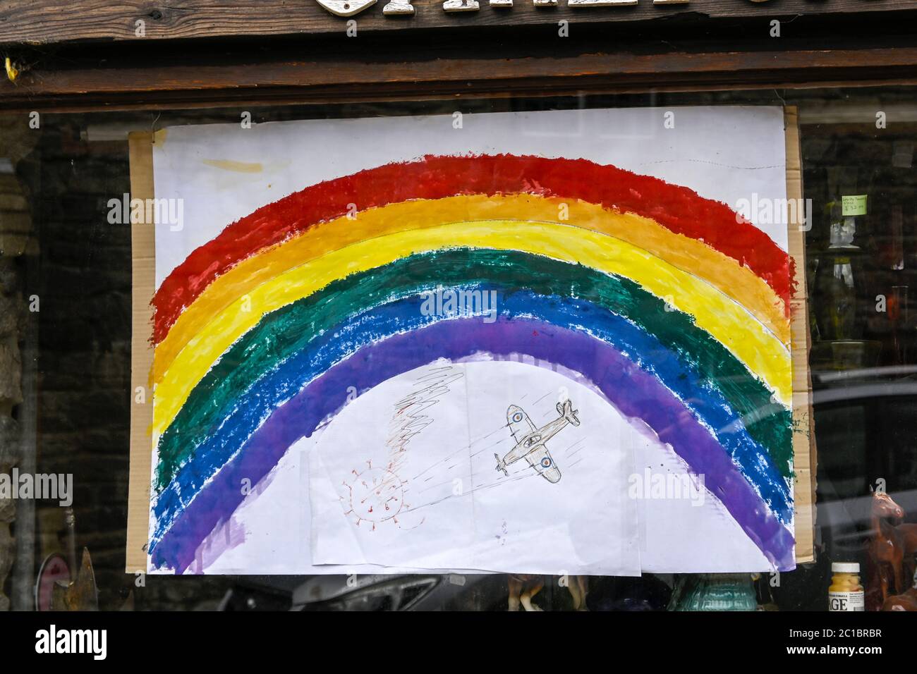 Mensaje de agradecimiento del arco iris en las ventanas durante el bloqueo coronavirus 2020 Derbyshire Inglaterra Foto de stock