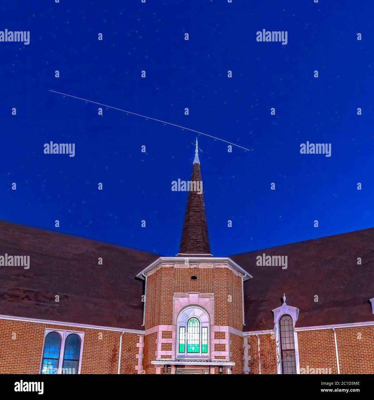 Marco cuadrado Vista frontal de una hermosa iglesia de ladrillo en Provo Utah con cielo azul profundo sobre la cabeza Foto de stock
