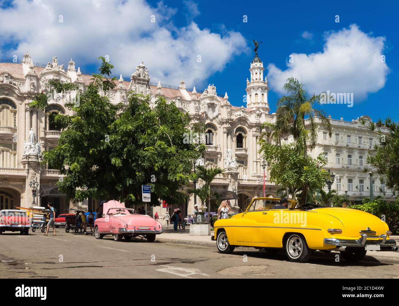parque de oldtimer ford brookwood amarillo oro americano en cuba - serie cuba reportage Foto de stock