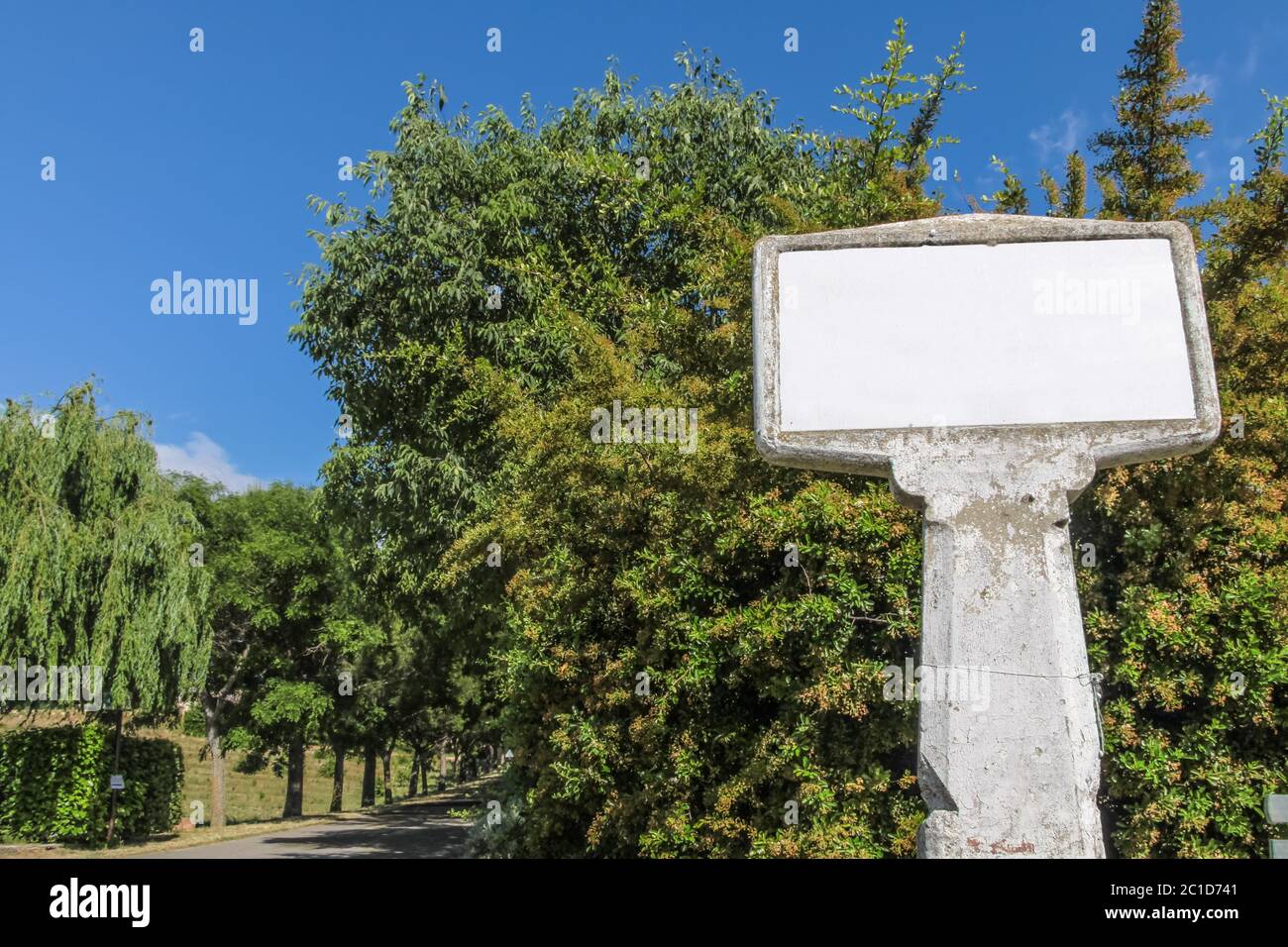 Letrero de pueblo francés vacío (espacio blanco) hecho de hormigón en la entrada del pueblo Foto de stock