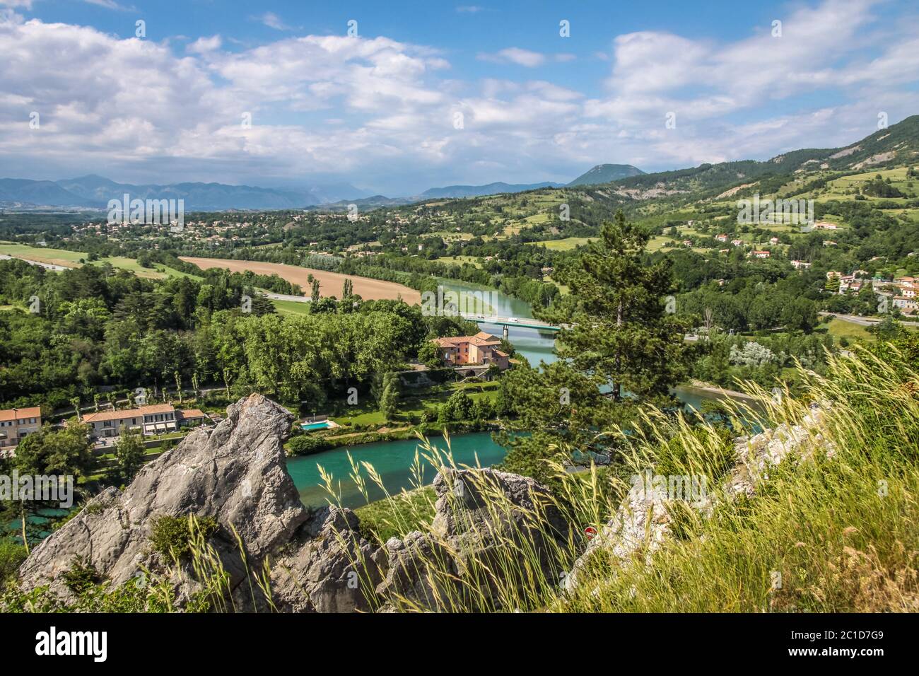 Vista del río Durance cerca del pueblo de Sisteron, Provenza, Francia Foto de stock