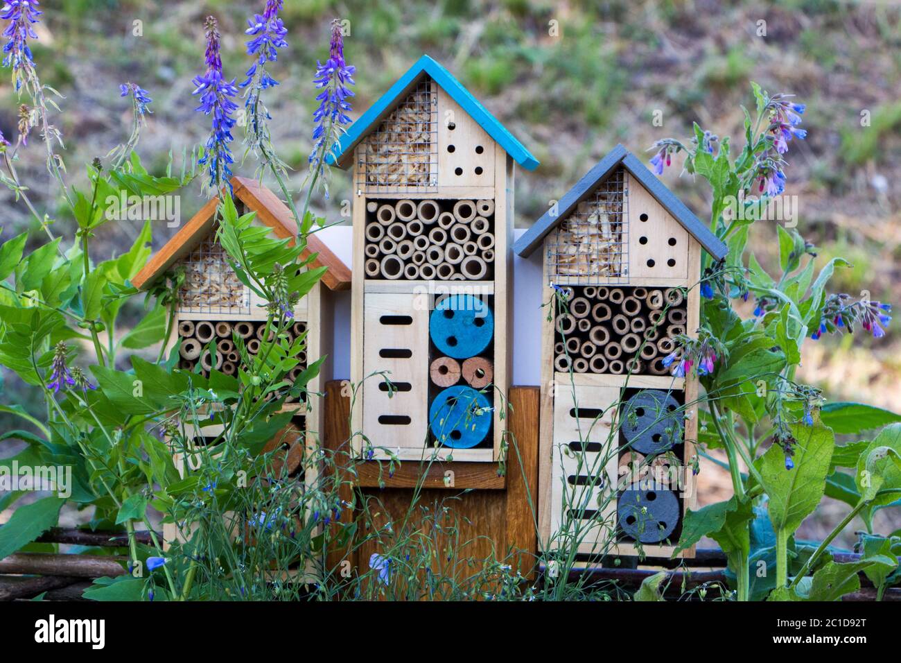 Casa especial para útiles insectos de jardín, construida de materiales naturales. Crea condiciones naturales para mantener la población de enemigos naturales de Foto de stock