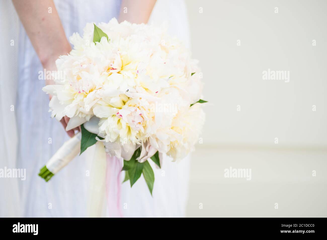 Ramo de novia con peonías blancas Fotografía de stock - Alamy