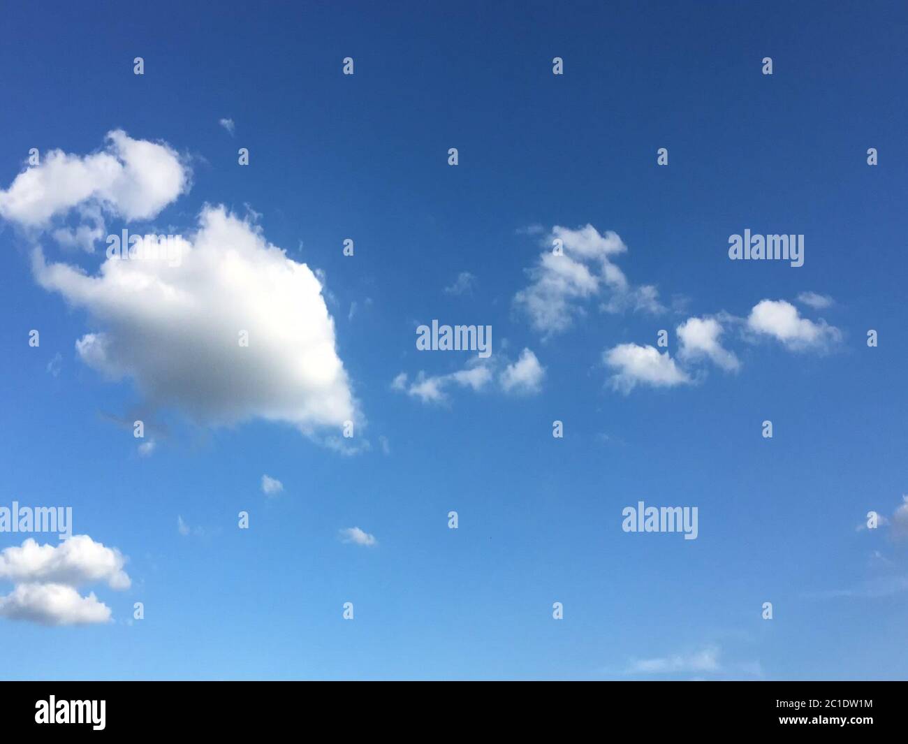 Hermoso cielo azul con nubes background.cielo con nubes clima naturaleza nube.azul cielo azul con nubes y sol. Foto de stock
