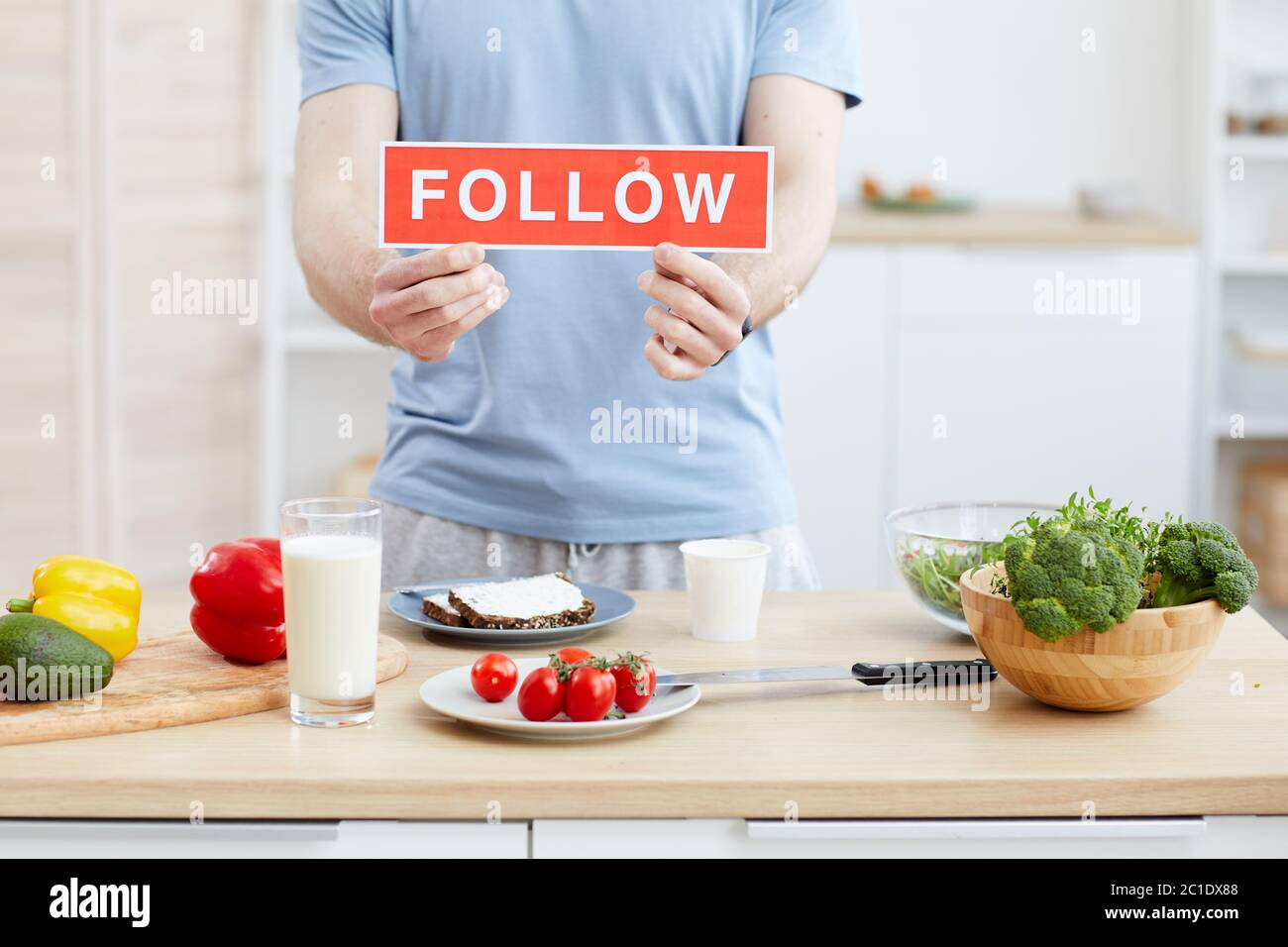 Primer plano de blogger sosteniendo la placa siga en sus manos que dirige el blog sobre la comida saludable Foto de stock