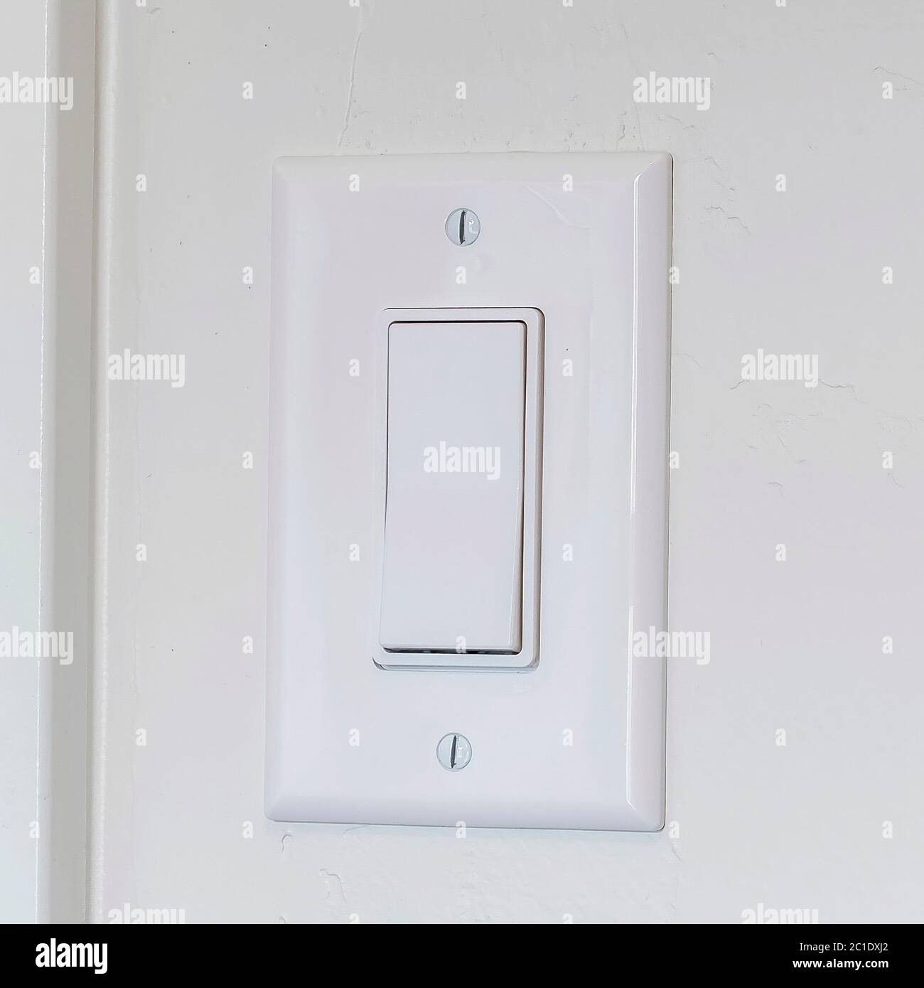Interruptor de luz eléctrica de interior cuadrado de casa montado sobre  fondo blanco de pared Fotografía de stock - Alamy