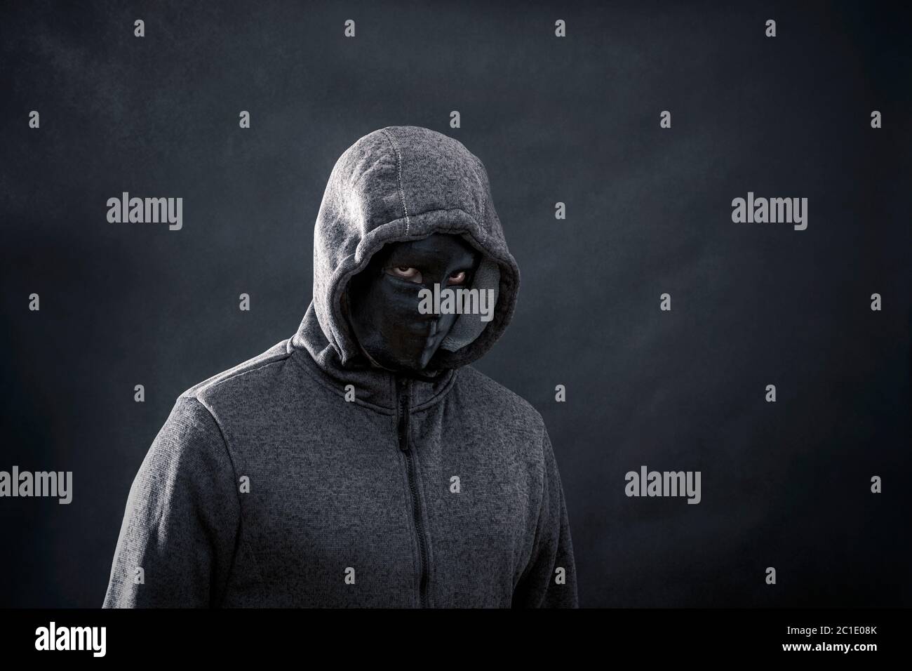 Sudadera con capucha hombre negro fotografías e imágenes de alta resolución  - Alamy