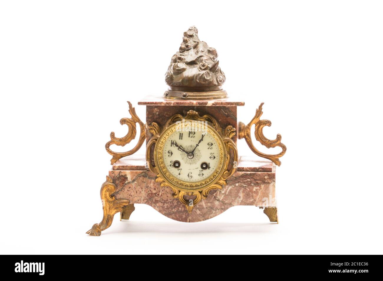 Foto de estudio de reloj de sobremesa antiguo sobre fondo blanco. Europa Occidental Foto de stock