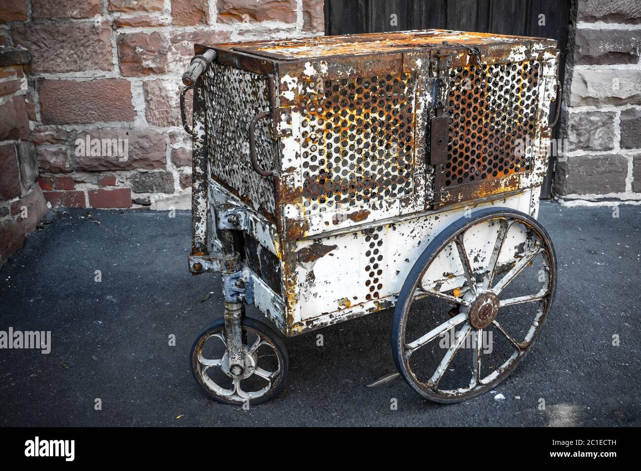 Old rusty vintage jaula de animales sobre ruedas Foto de stock