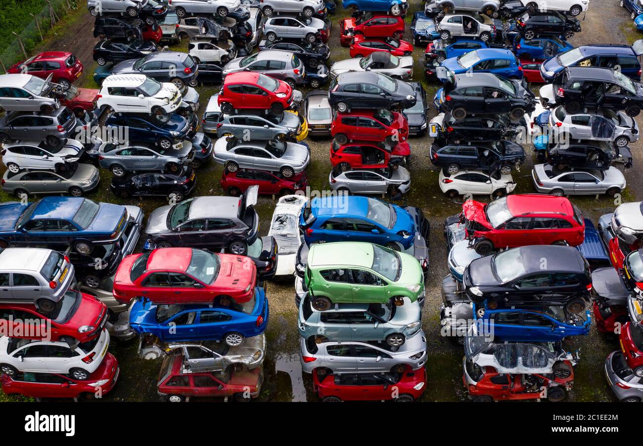 Vista aérea de muchos coches almacenados en un astillero de desguace de coches o desguace de chatarra en Escocia, Reino Unido. Foto de stock