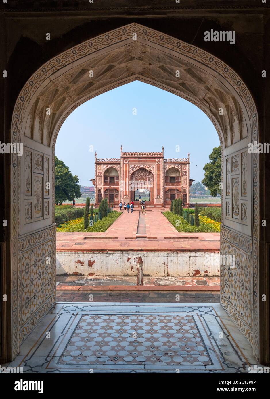 Vista desde la Tumba de Itmad-ud-Daulah (I'timād-ud-Daulah), también conocido como 'Baby Taj', un mausoleo de Mughal en la ciudad de Agra, Uttar Pradesh, India Foto de stock