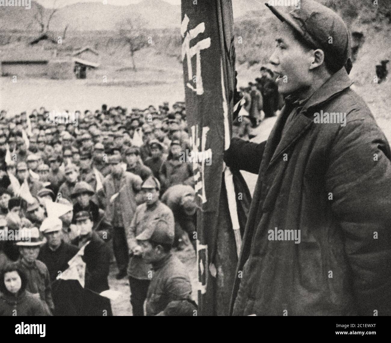 Mao Tse Tung, líder de los comunistas de China, se dirige a los seguidores en Yenan durante el largo marzo de 1937. Mao Zedong (1893 – 1976), también conocido como Presidente Foto de stock