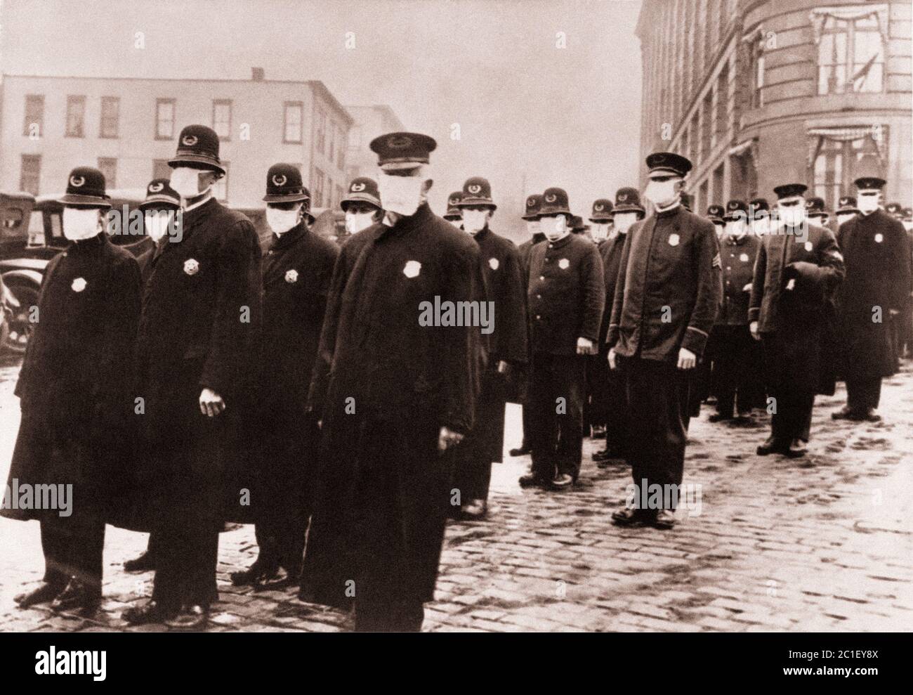 Los agentes de policía de Seattle en máscaras protectoras de gasa durante la epidemia de gripe, Washington. 1918. Foto de stock