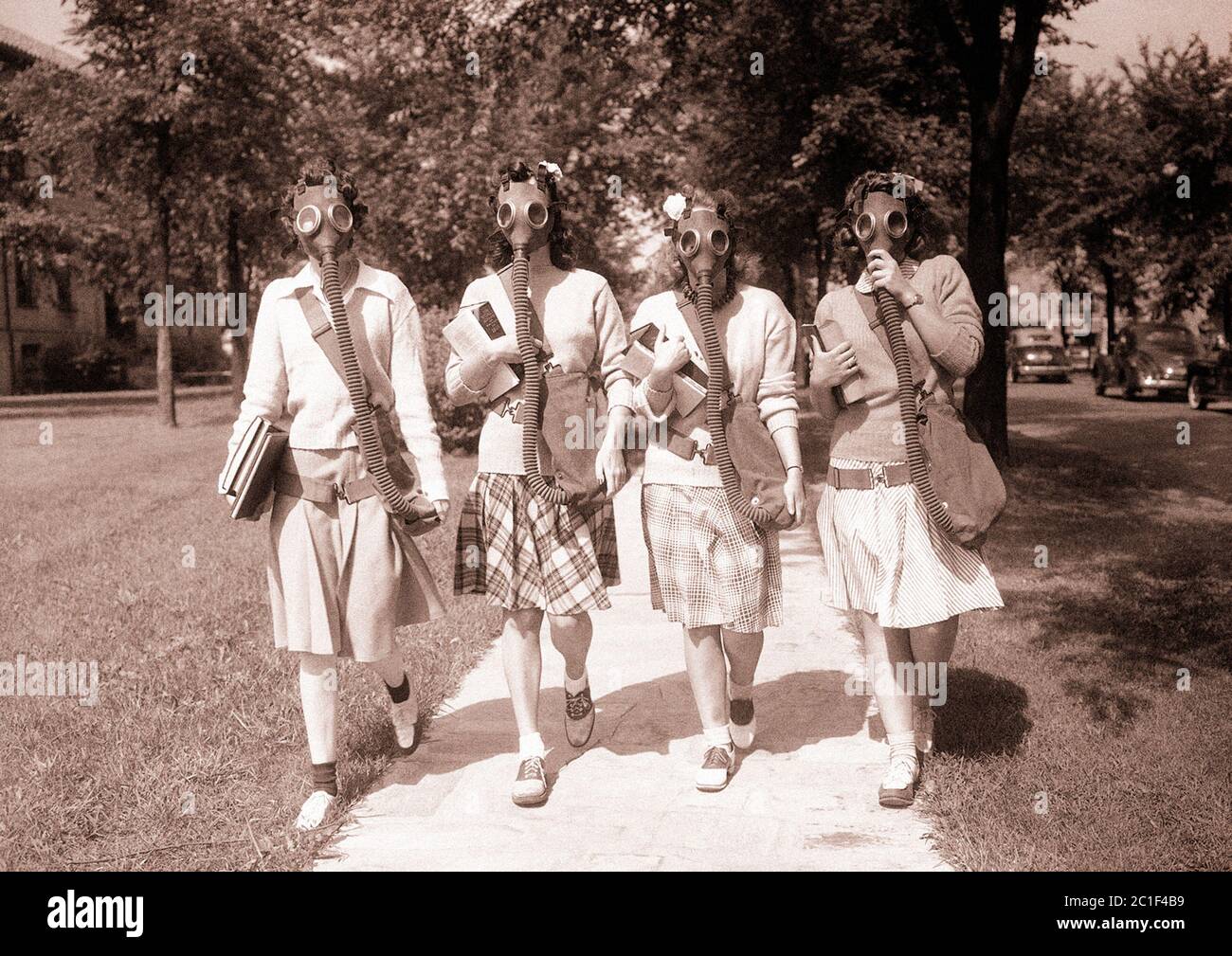 1942, junio de 23. Los estudiantes de la Universidad de Detroit se entrenan para usar máscaras de gas en el campus Foto de stock