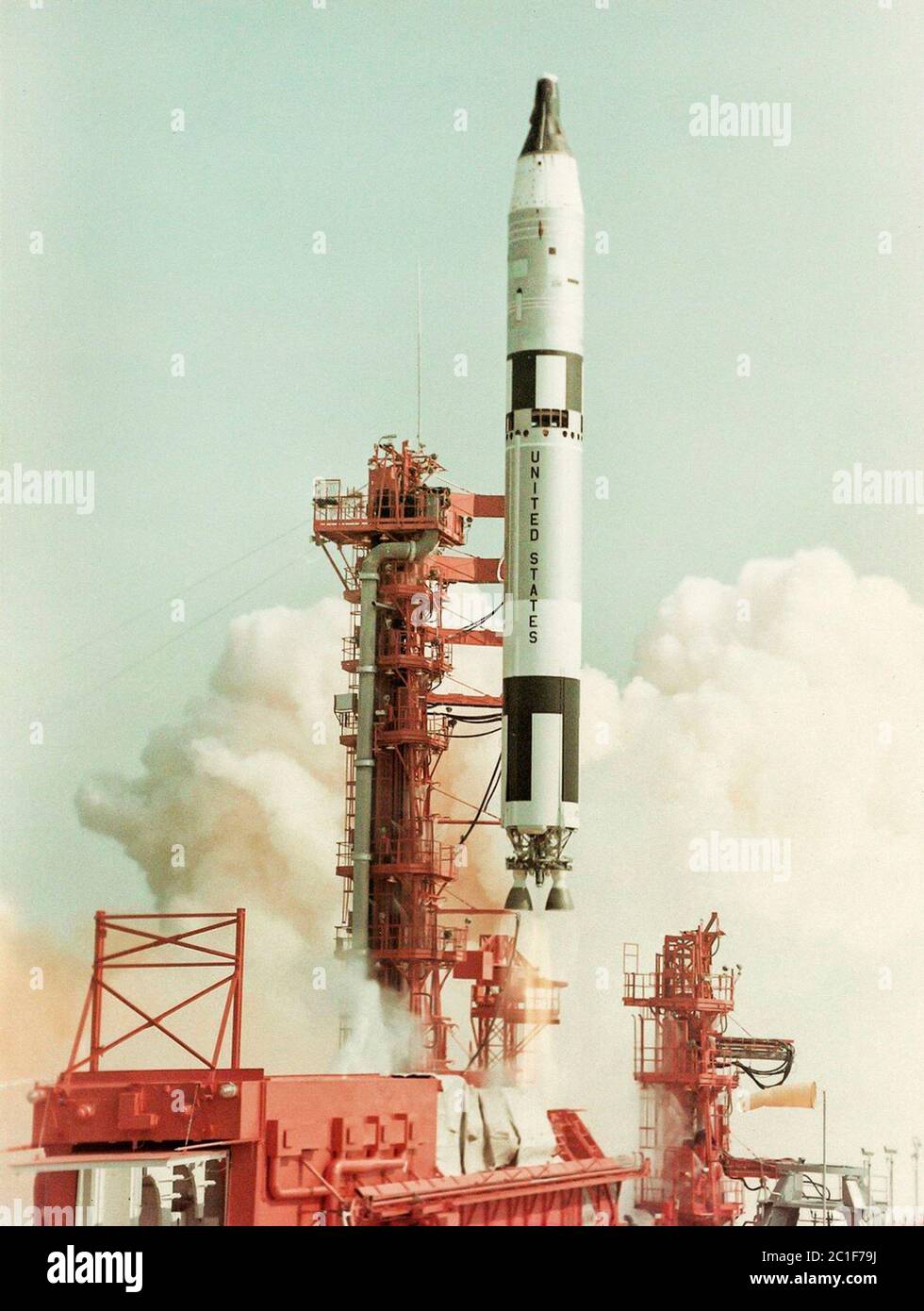 El lanzamiento de 'Gemini 8'. La principal tarea del vuelo es acercarse y atracar con el objetivo de la Agencia-VIII. Las tareas secundarias incluyeron la comprobación de la nave Foto de stock