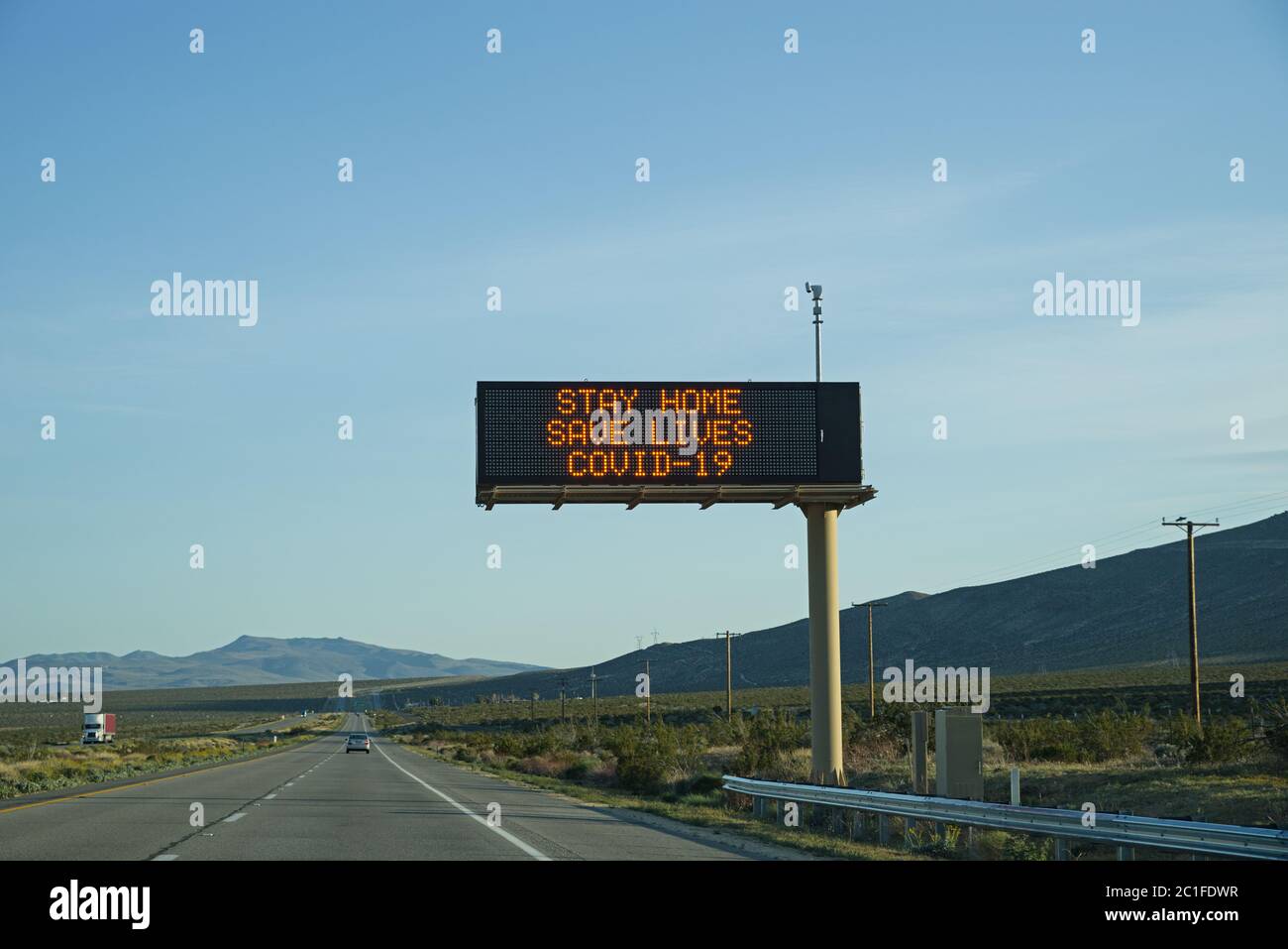 Quédese en casa salvar vidas Covid 19 señal electrónica en la autopista 395 en California Foto de stock