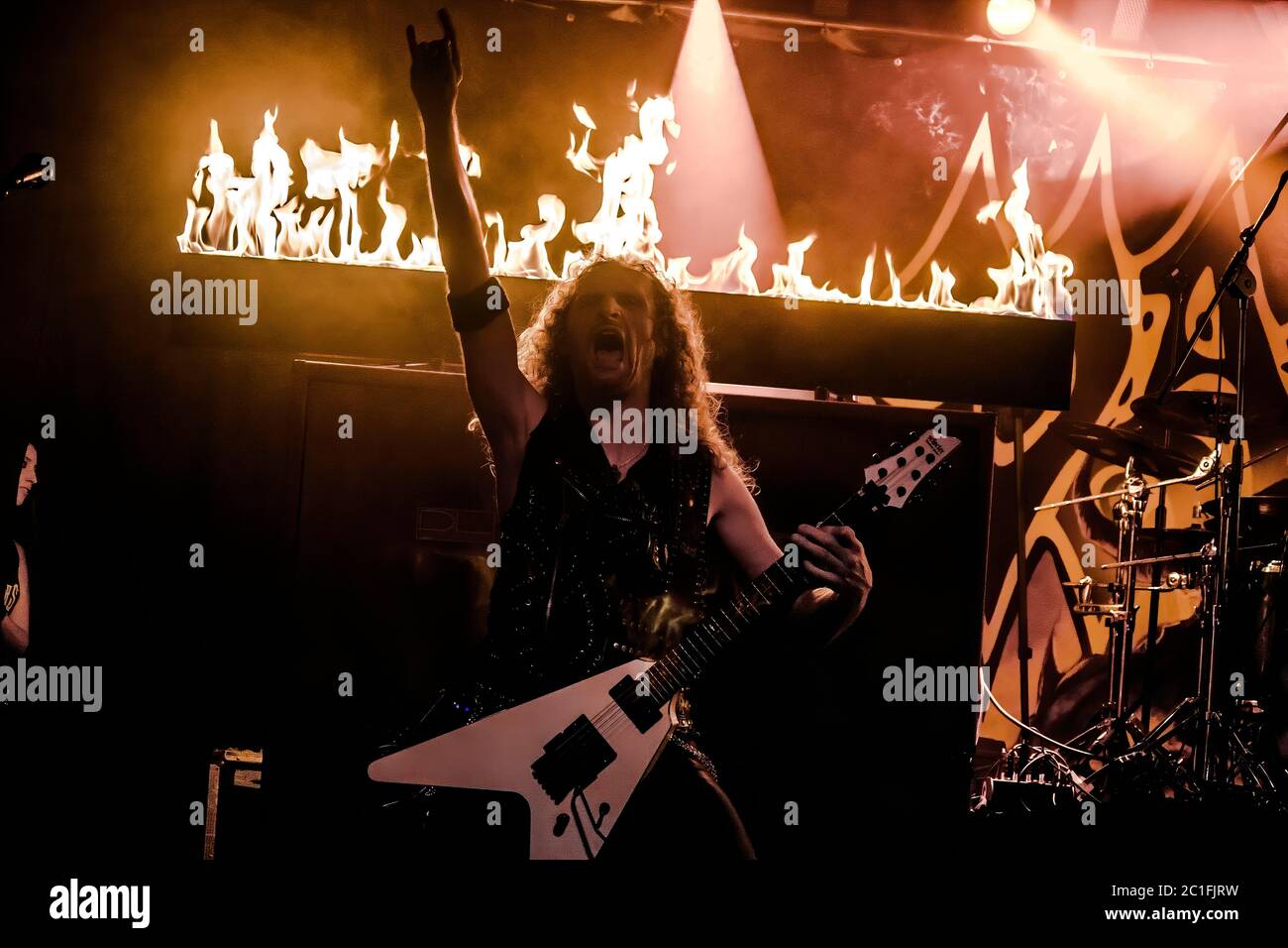Cracovia, Polonia - 20 de septiembre de 2014: Un resumen de un hombre de  rock tocando música thrash metal con una guitarra y una llama al fondo  Fotografía de stock - Alamy