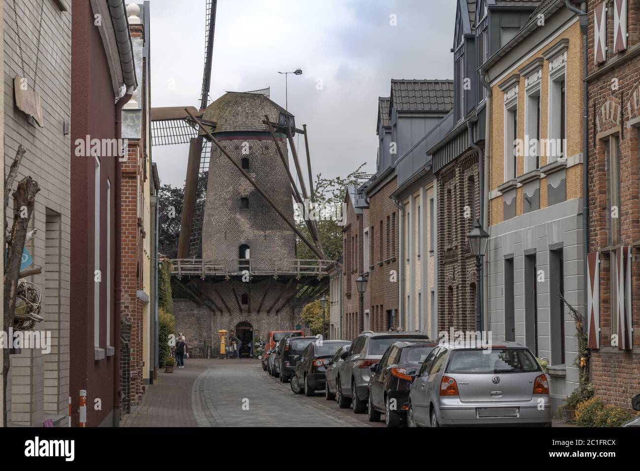 Calle en Xanten con el antiguo molino Kriemhild, bajo Rin, Renania del Norte-Westfalia, Alemania, Europa Foto de stock