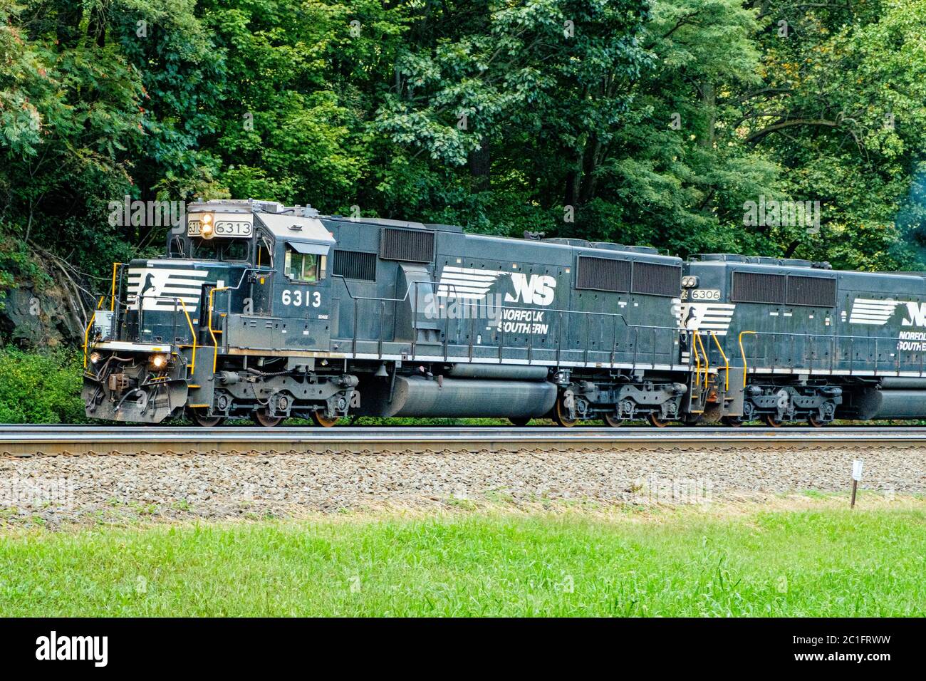 EMD SD40E locomotoras en servicio bancario, curva de la herradura, municipio Logan, PA Foto de stock