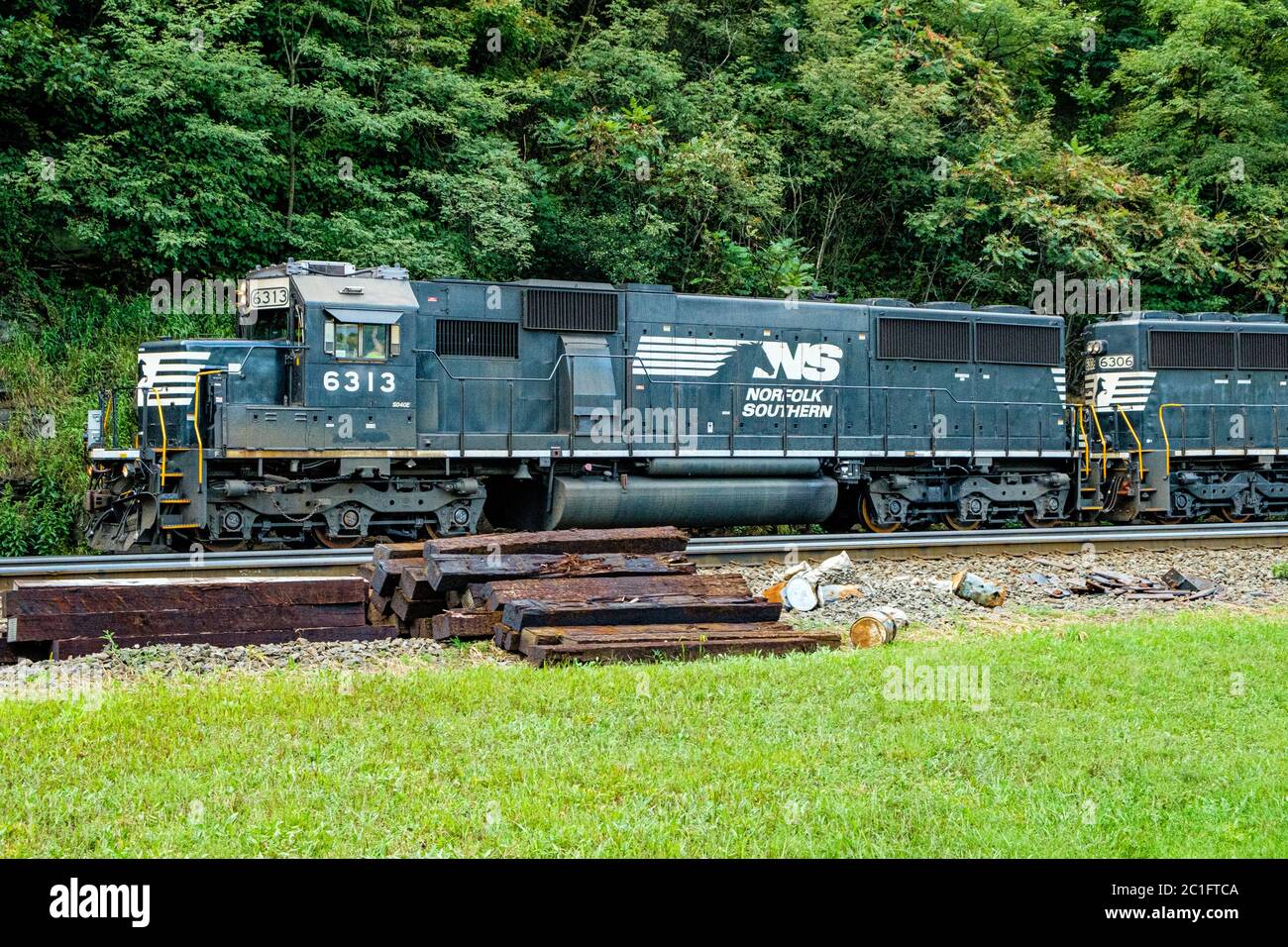 EMD SD40E locomotoras en servicio bancario, curva de la herradura, municipio Logan, PA Foto de stock