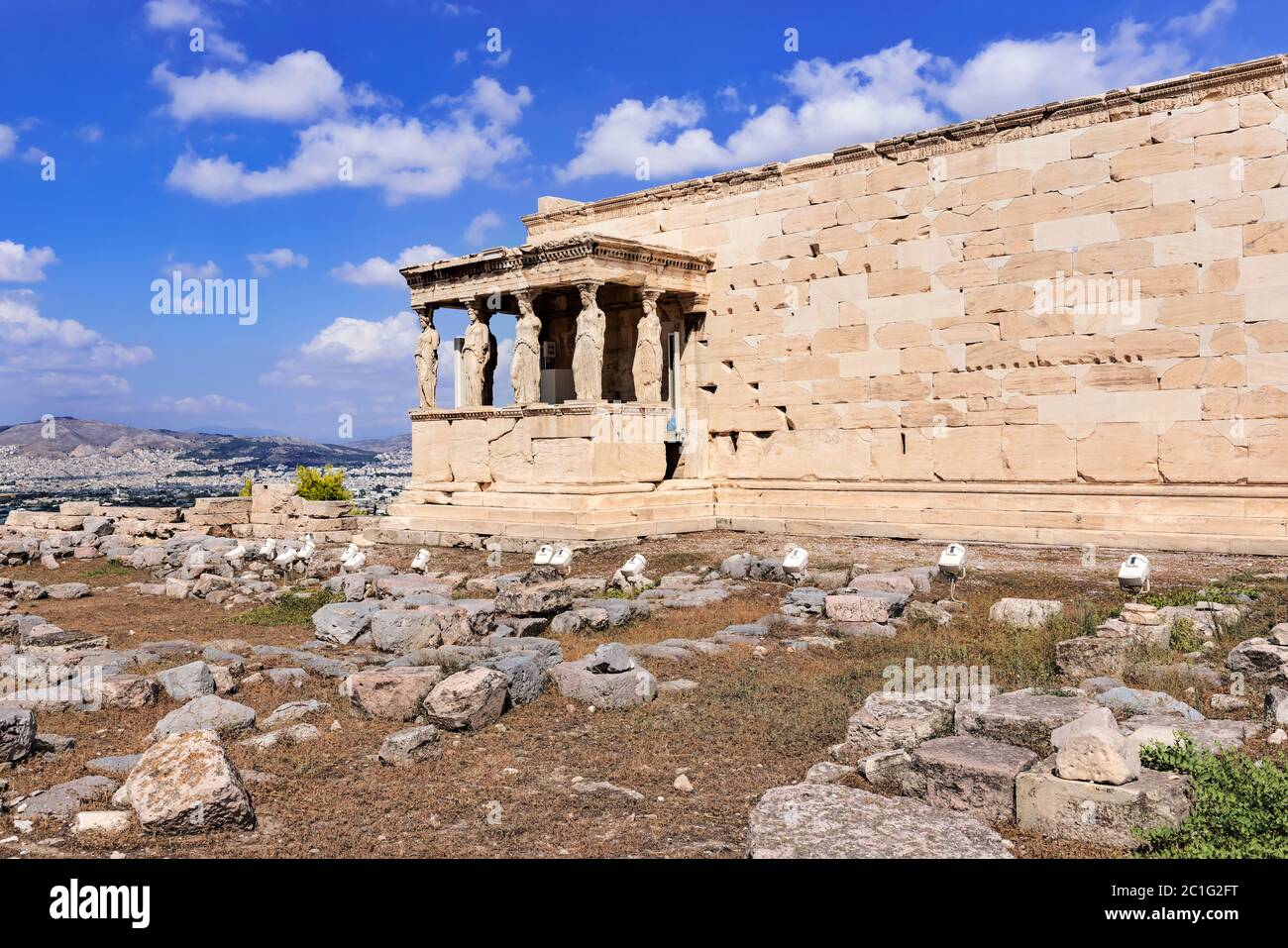 Las estatuas cariatidas en el templo de Erechtheion en la colina de la Acrópolis, Atenas Grecia. Foto de stock