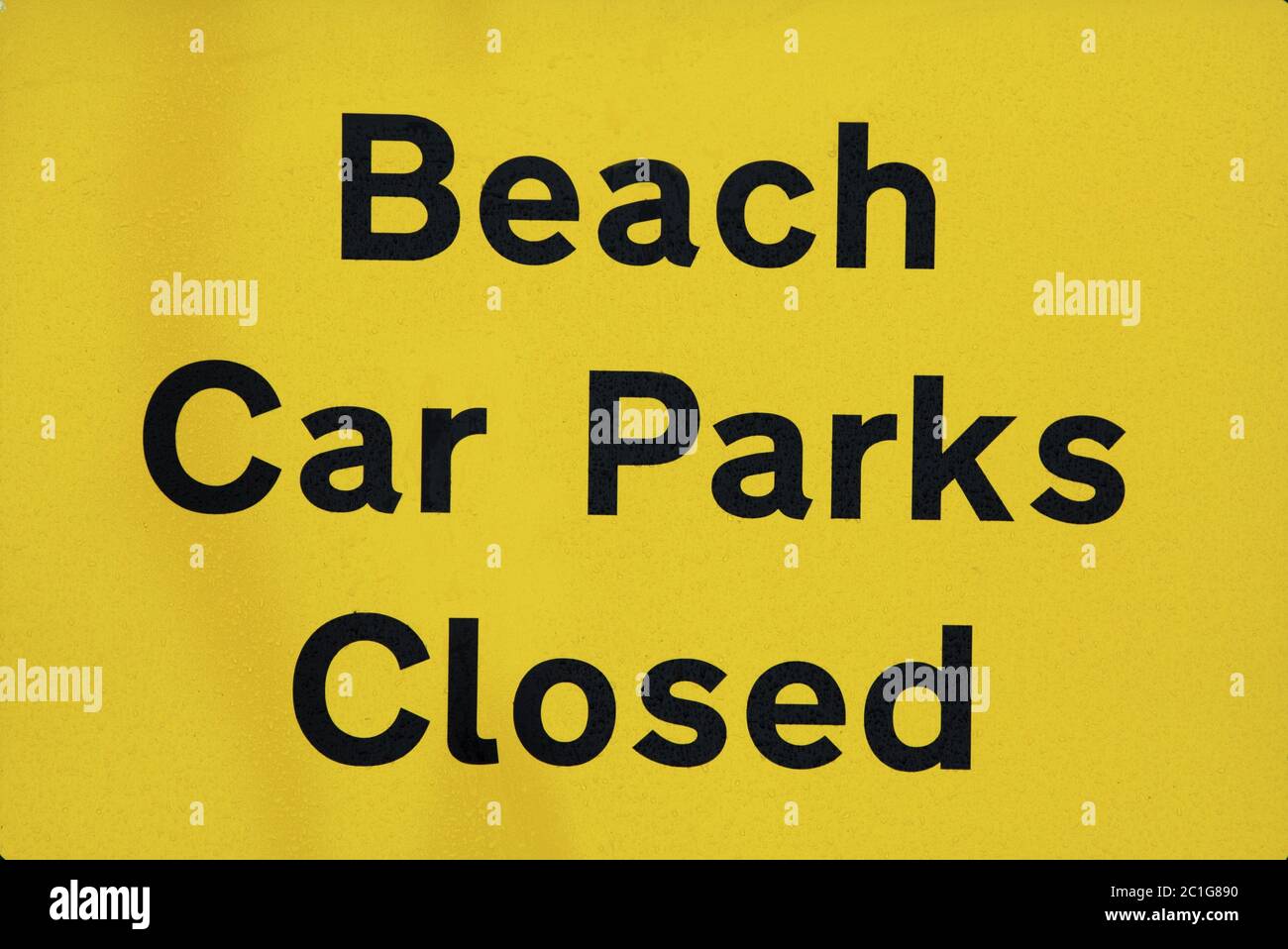 Covid-19, Parques de coches de playa cerrado, señal, aviso, Holme al lado del mar, Norfolk, Inglaterra Foto de stock