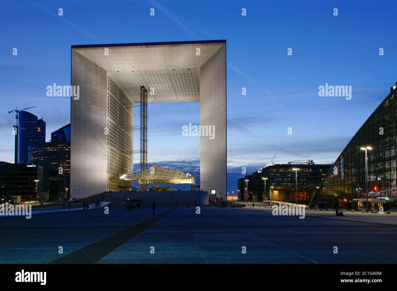 Grande Arche La Defense París Francia de noche Foto de stock