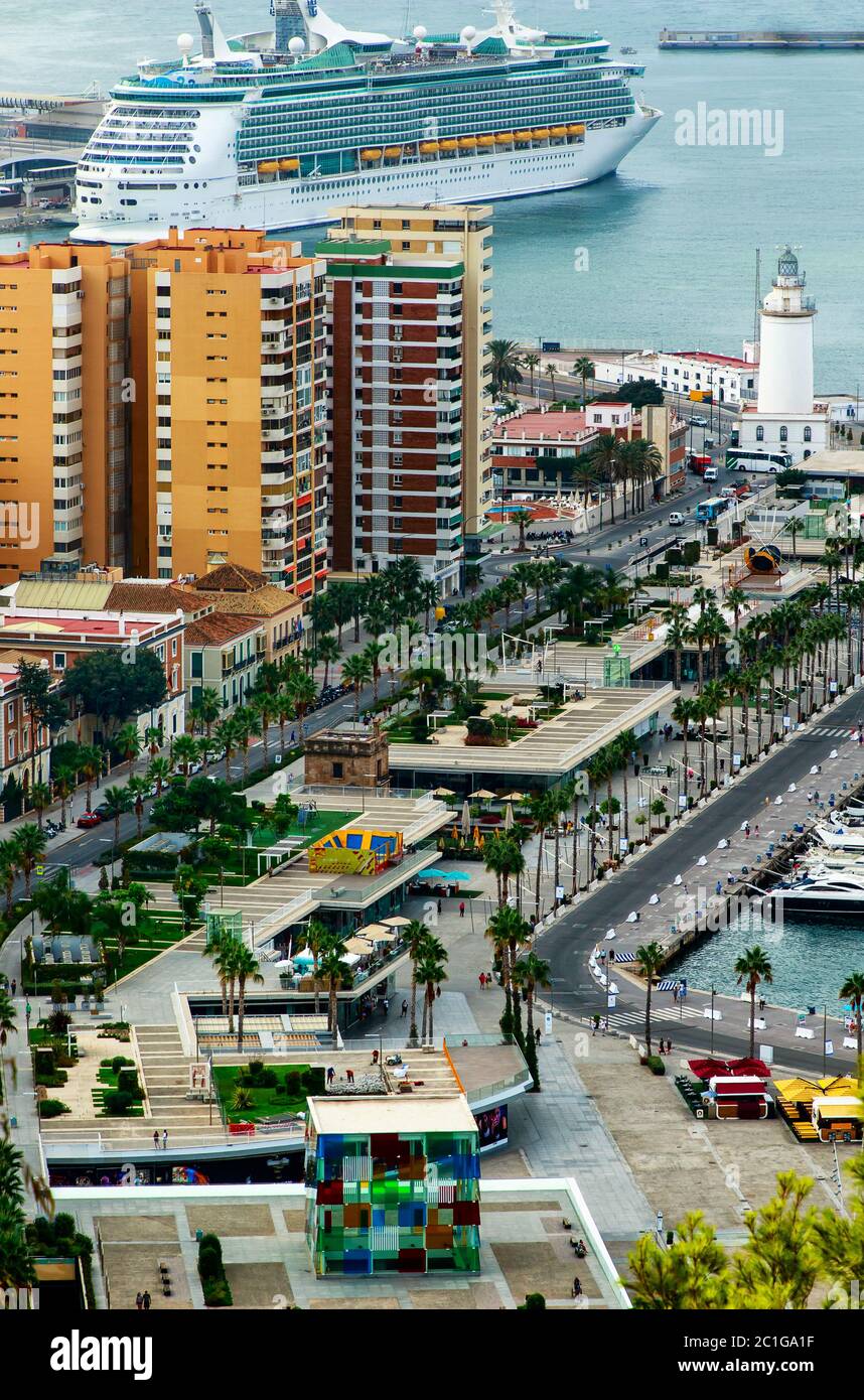 Vistas impresionantes desde el Castillo de Gibralfaro sobre la bahía, el puerto de nuevo diseño rodeado de paseos bordeados de palmeras en una bahía natural de Málaga y la ciudad. Costa del Sol, Andalucía, España Foto de stock