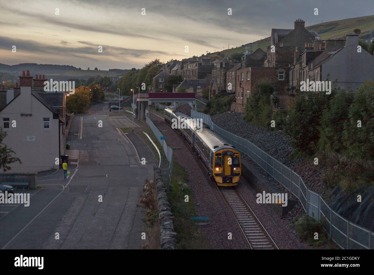 Tren ScotRail clase 158 pasando por Galashiels en las fronteras escocesas en la línea de ferrocarril reabierta Foto de stock