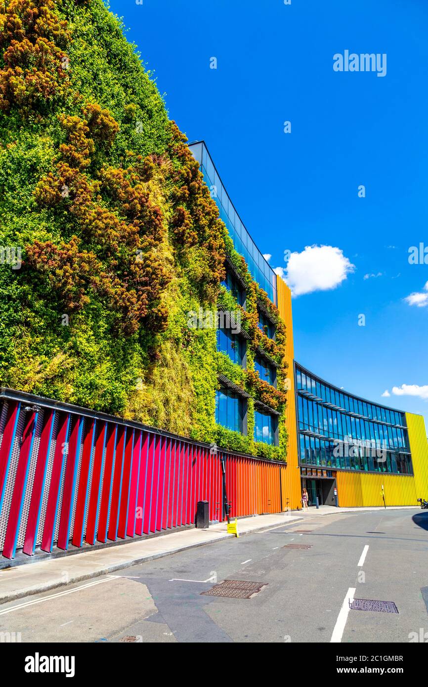 Fachada colorida y brillante del edificio de oficinas contemporáneo Hawley Crescent 17-29 con un jardín vertical, Camden, Londres, Reino Unido Foto de stock