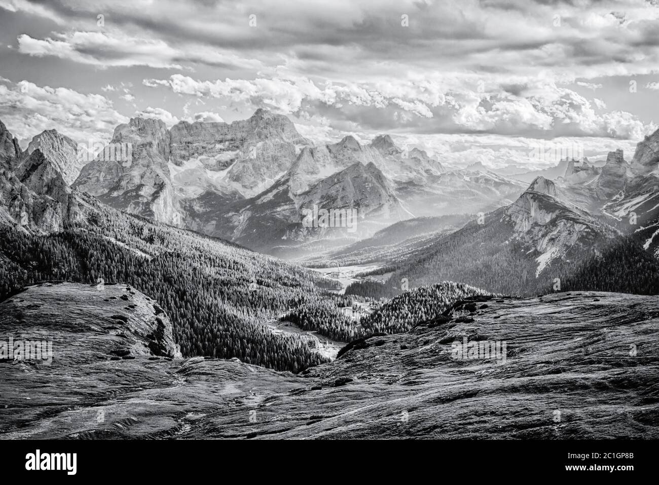 Dolomitas, paisaje blanco y negro Foto de stock