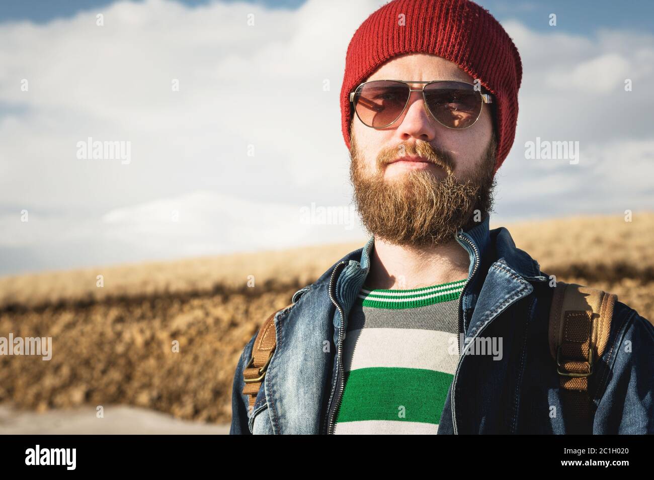 retrato de joven hombre con barba y Gafas de sol en Fresco nieve 31058973  Foto de stock en Vecteezy