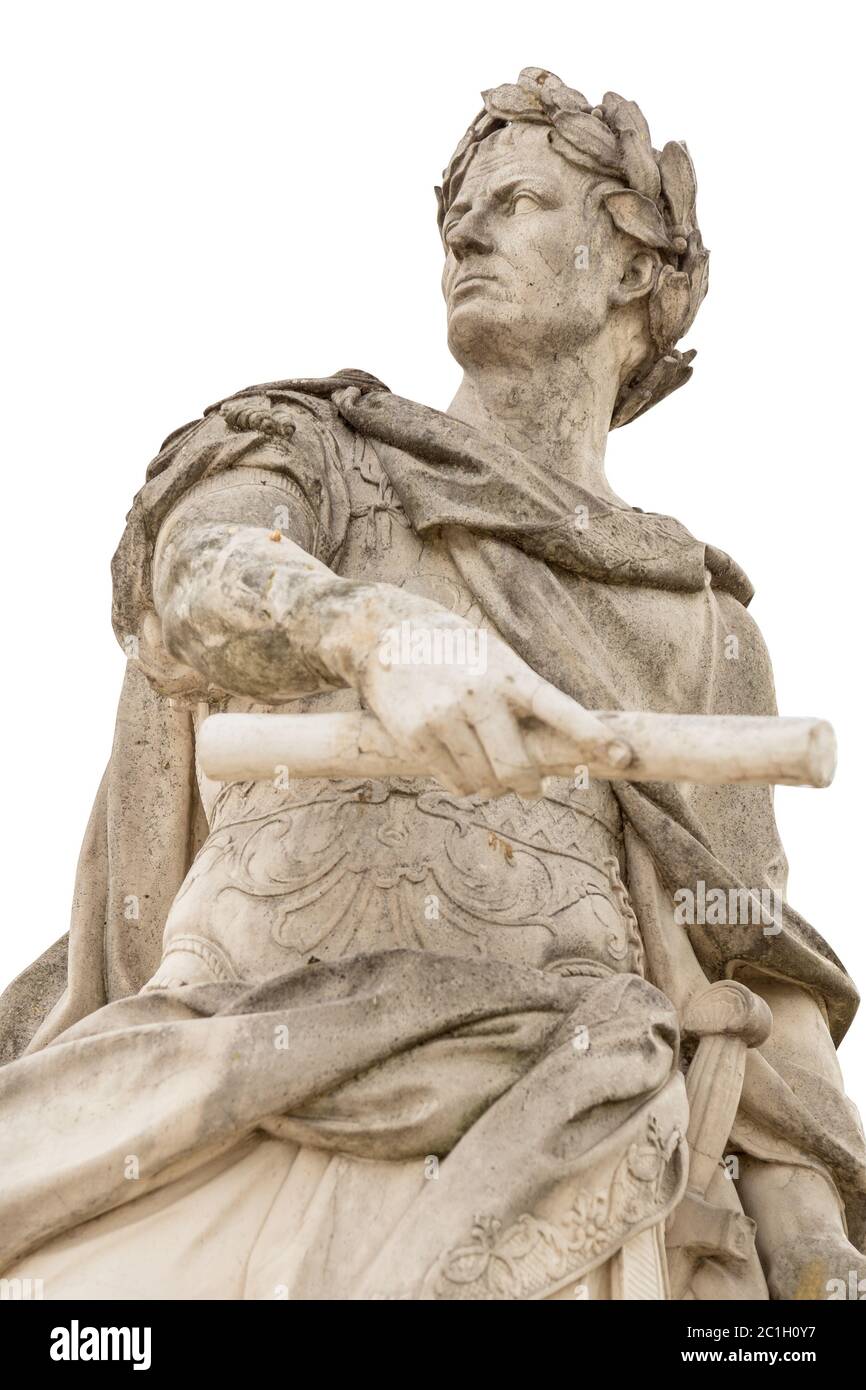 Estatua del emperador romano Julio César aislada sobre fondo blanco