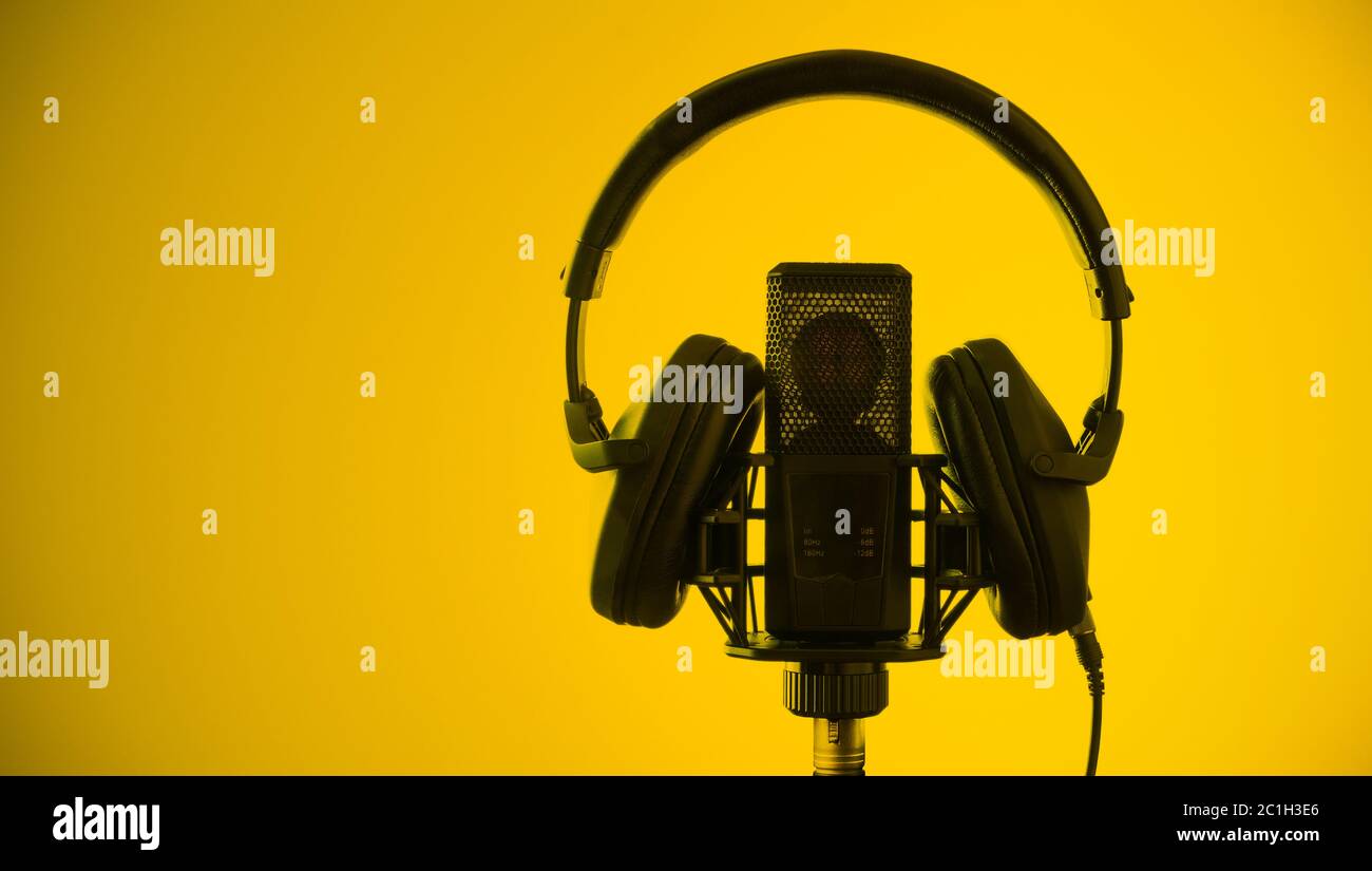 Micrófono profesional y auriculares sobre fondo amarillo Fotografía de  stock - Alamy