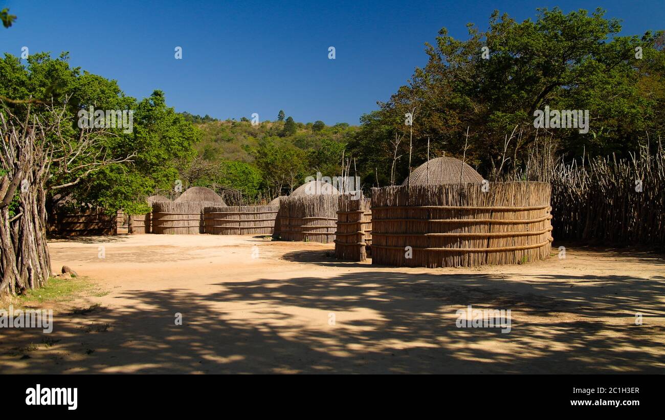 Tradicional cabaña swati en el pueblo cerca de Manzini, Mbabane, Swazilandia Foto de stock