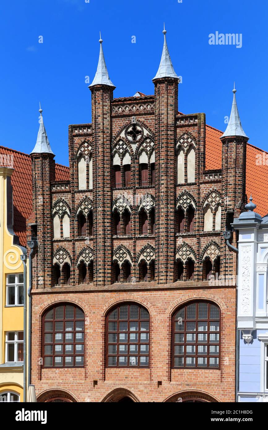 Schaufasasade Wulflamhaus en el norte de Alemania ladrillo gótico en el Mercado Viejo en Stralsund Foto de stock
