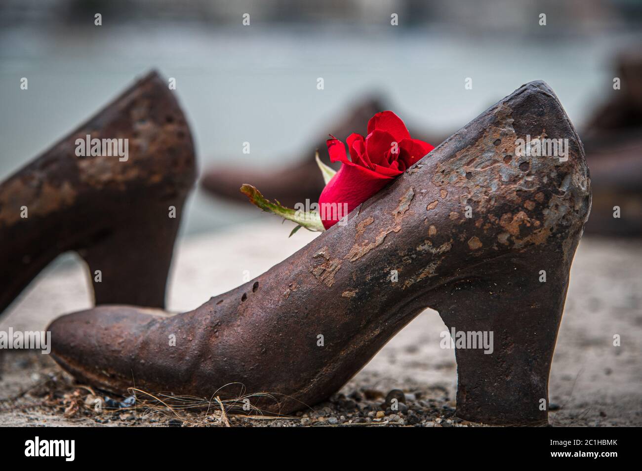 Zapatos de hierro en el río Danubio en memoria de los judíos en Budapest, Hungría Foto de stock