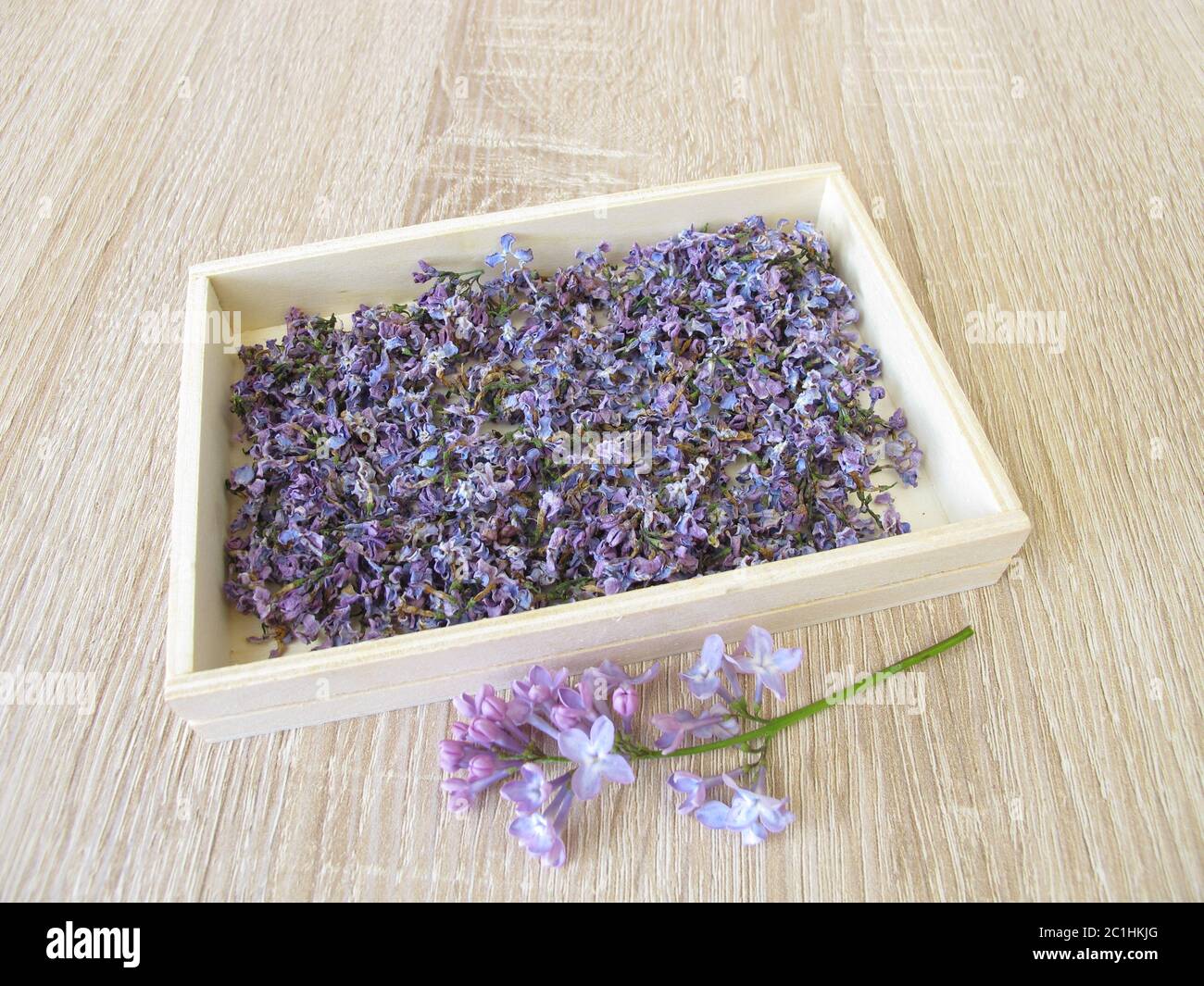 Flores lilas secas en caja de madera Fotografía de stock - Alamy