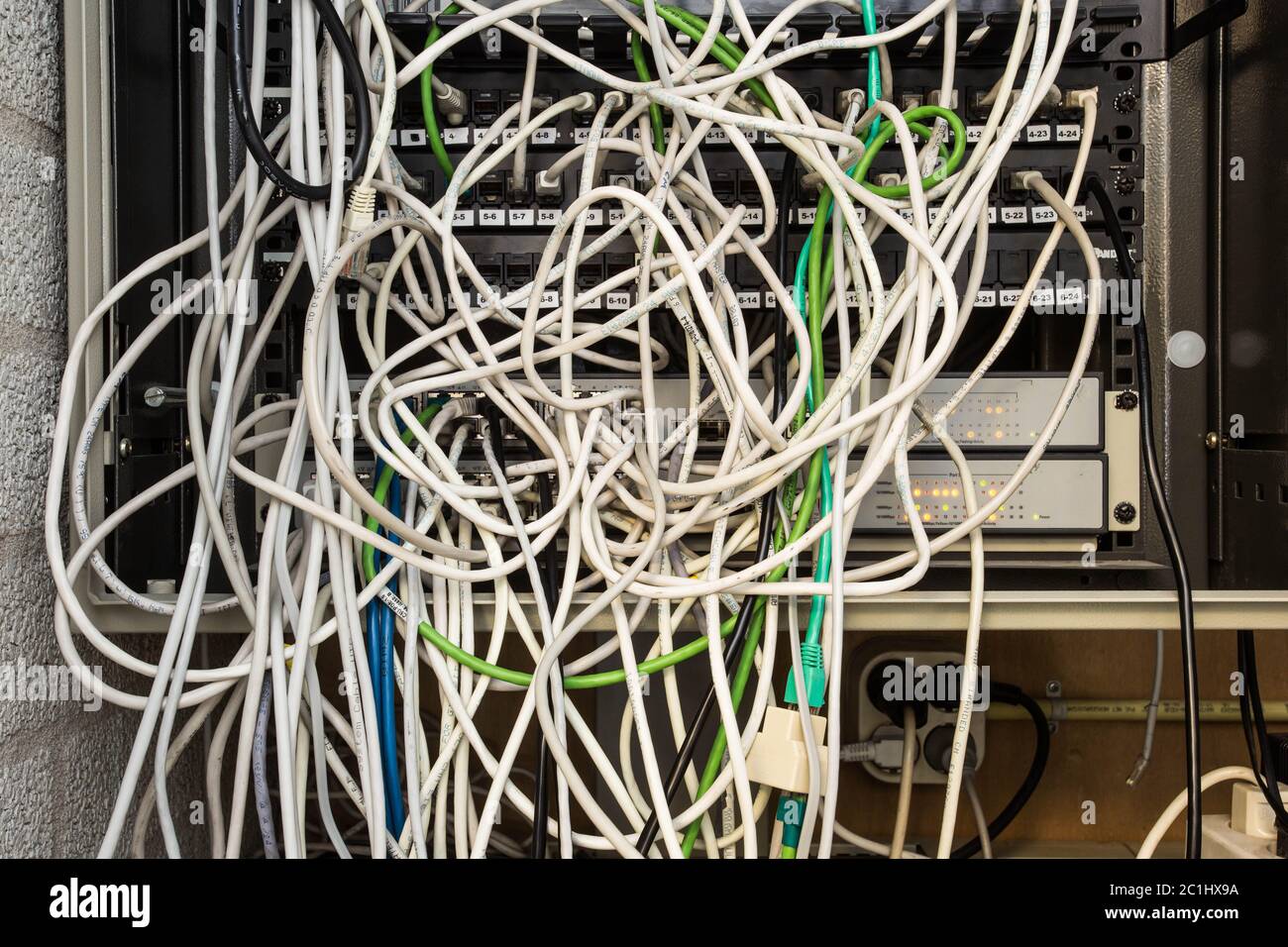 El caos de los cables de red se enredó Foto de stock