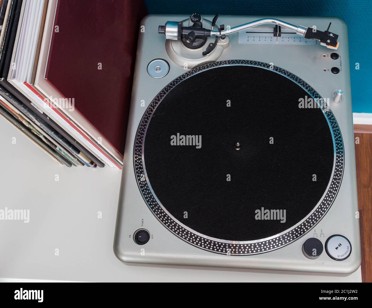 Reproductor de discos de vinilo con giradiscos clásicos con lps en una estantería Foto de stock